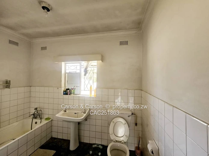 Queensdale 4-Bed Home with Secure Veranda & Large Yard