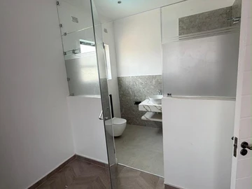 4 Bedroom Flat & Apartment