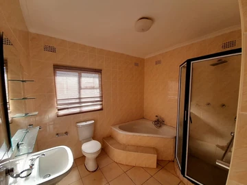 4 Bedroom Flat & Apartment