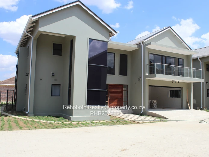 Contemporary 4-Bed Marlborough Flat with Borehole