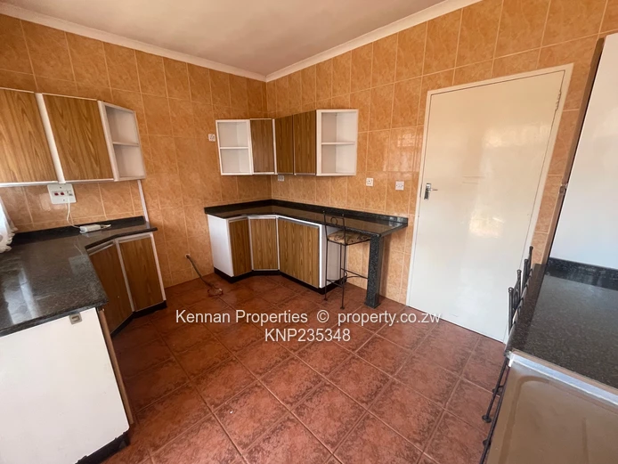 Neat 2 Bedroom Garden Flat - Quiet Road