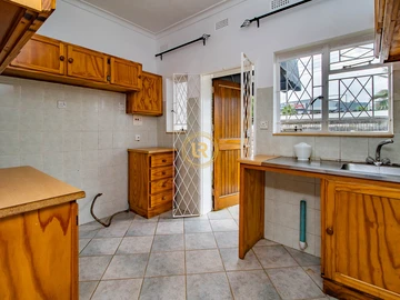 2 Bedroom Flat & Apartment