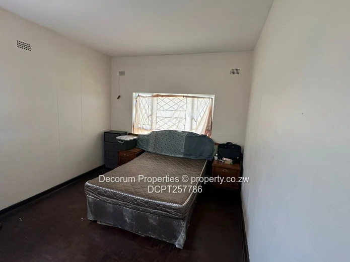 Bright 3-Bed Mabelreign Flat with Borehole & Balcony (Sole Mandate)