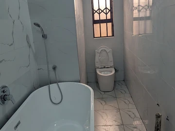 2 Bedroom Flat & Apartment