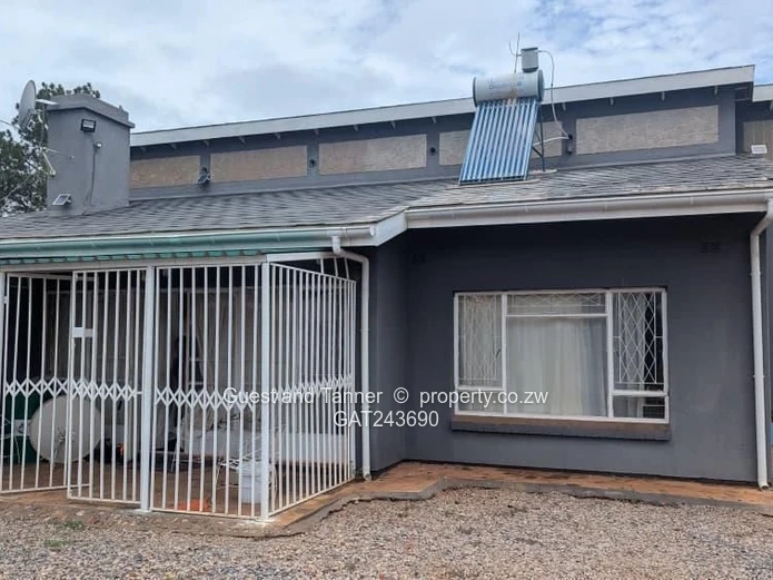 3-Bedroom Home in Montrose - Offering Space, Comfort & Great Convenience