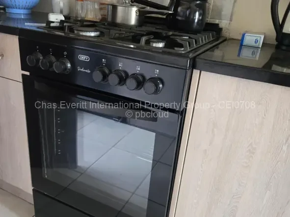 2 Bedroom Flat & Apartment