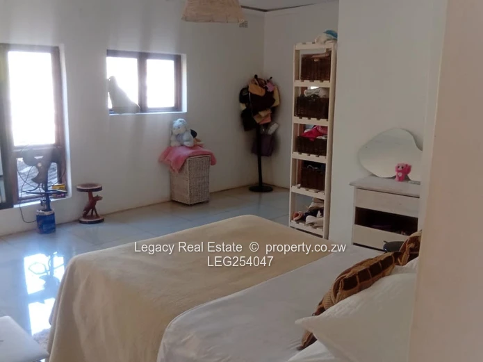 Spacious 6-Bed Home with Open-Plan Living & Borehole — Borrowdale Brooke