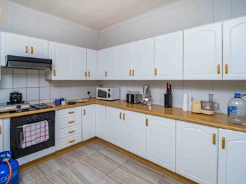 3 Bedroom Flat & Apartment