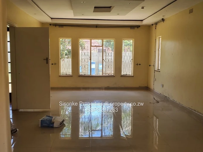 Spacious 3-Bed home with a modern fitted  kitchen — Avondale West