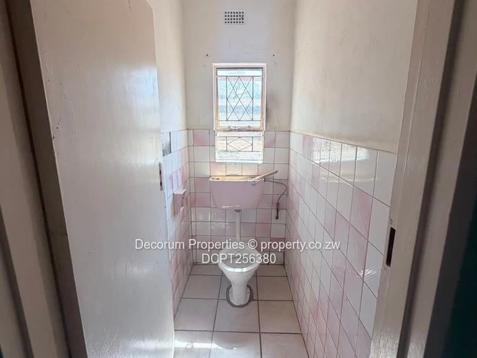 Norton: 4-Bed Walled Home on 2000m² with Fireplace (Sole Mandate)