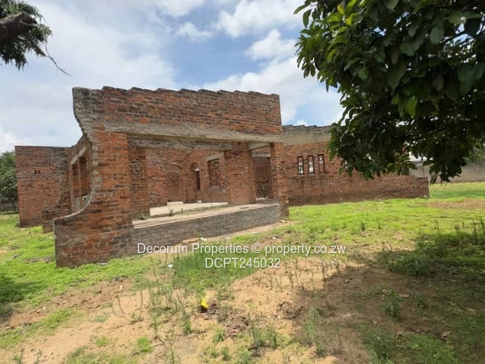 Unfinished 5-Bed House on 2025m² Stand 