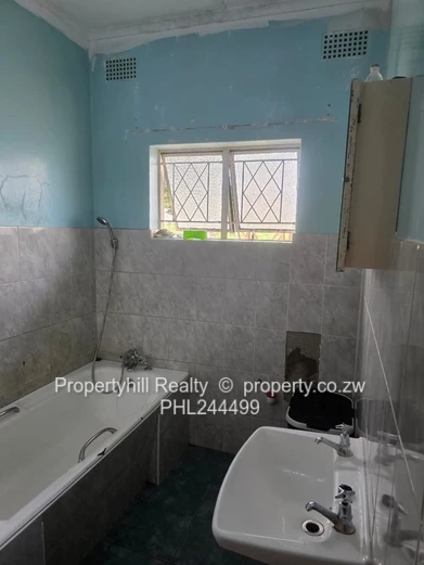 Manningdale 2-Bed with a Non Functional  Pool, Borehole & Large Garden (Sole Mandate)