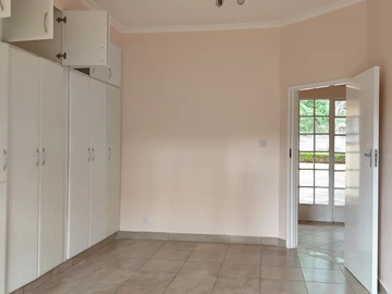 4 Bedroom Flat & Apartment