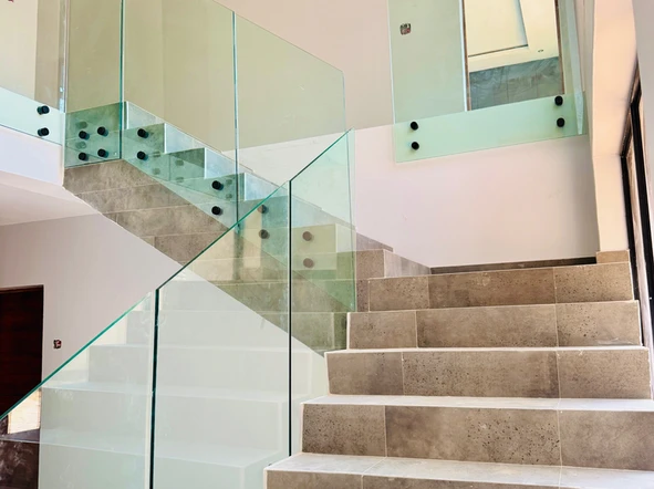 4 Bedroom Flat & Apartment