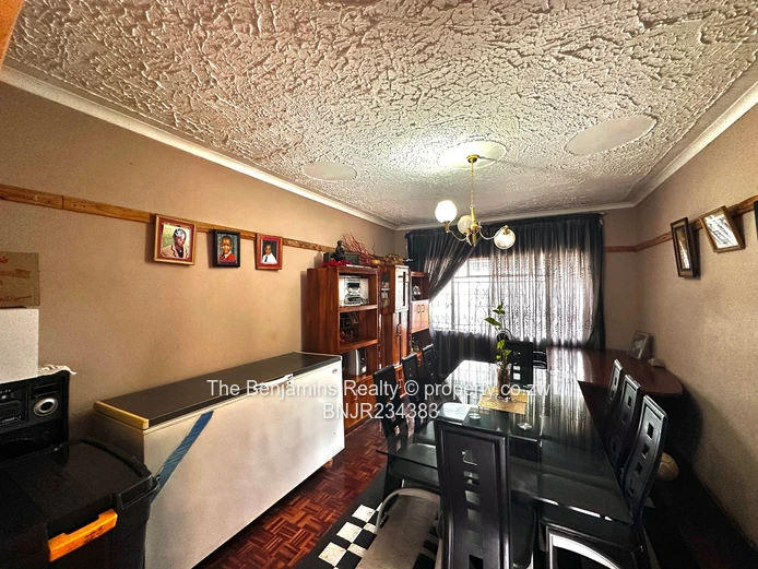 Solid House In Letombo Park