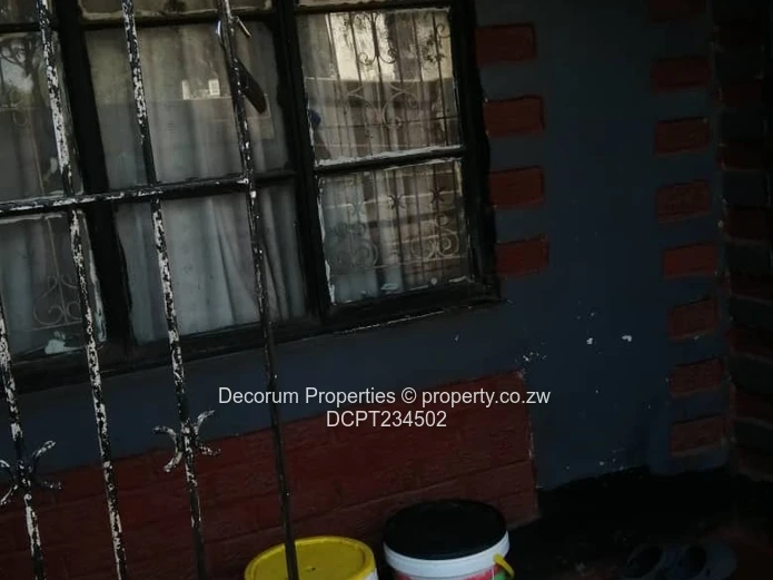 5-Bed Glen Norah B House — Secure Walled Yard (300m²)