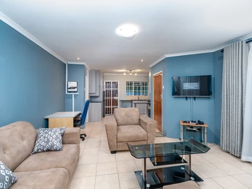 2 Bedroom Flat & Apartment