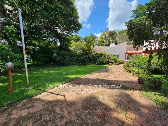 Free standing 3-bedroom townhouse in well-established complex