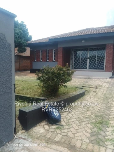 4-Bed House in Cold Comfort — Borehole & Modern Kitchen