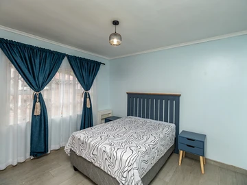 2 Bedroom Flat & Apartment