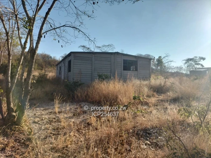 Kadoma Blue Ranges 1 311sqm with 3 bedroom  cottage