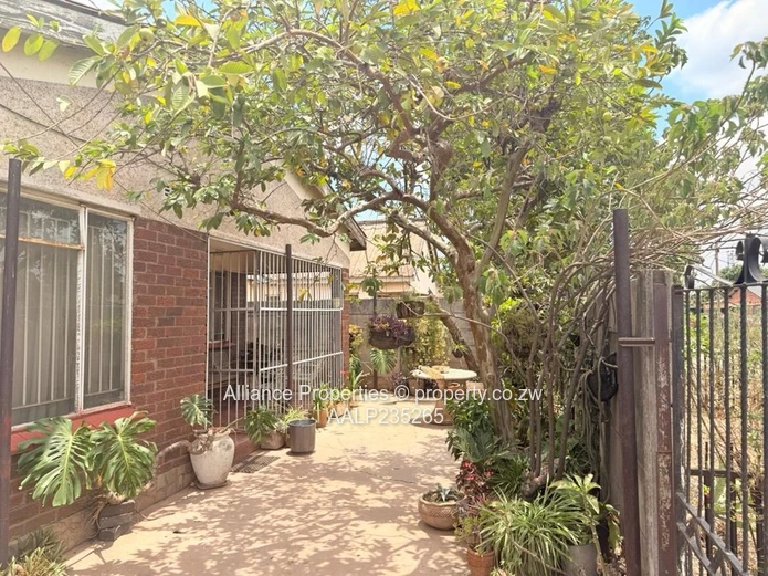 Charming & Well-Maintained Glenora A House with Deeds