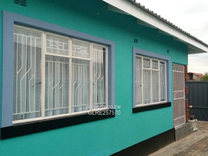 Bright Turquoise 5-Bed Home in Southlea Park — Solar