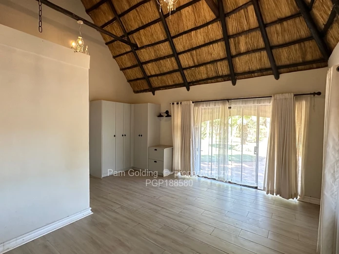 Cosy Modern Living Space - Pomona 