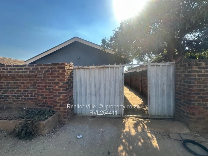 Walled & Gated 5-Bed Home in Warren Park – Borehole