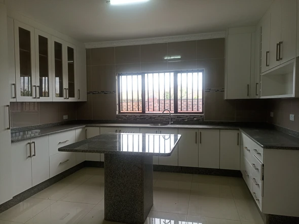 3 Bedroom Flat & Apartment
