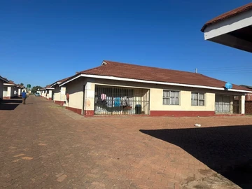 2 Bedroom Flat & Apartment