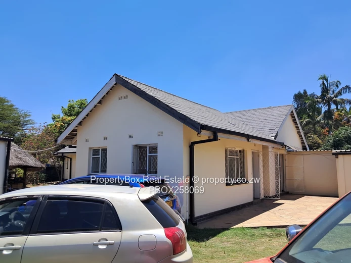 Charming Eastlea Property for sale in a commercialized Suburb!