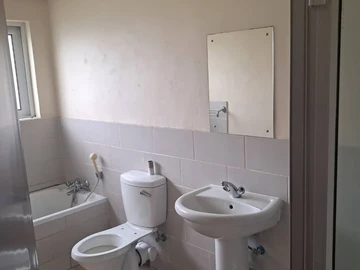 2 Bedroom Flat & Apartment
