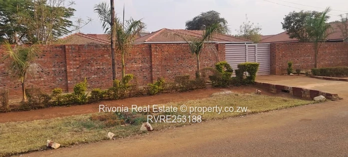 4-Bed Family Home in Nharira — 2440m² with Borehole