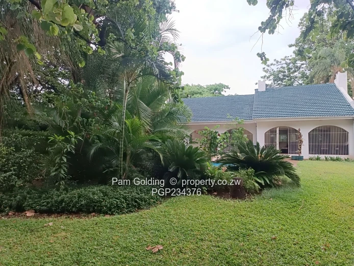 Stunning Waterfront Home – Peninsula Mazvikadei! (Sole Mandate)