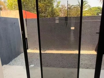 2 Bedroom Flat & Apartment
