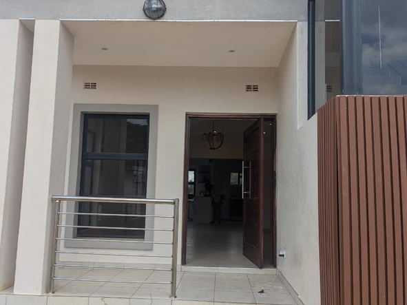 4 Bedroom Flat & Apartment