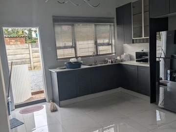 2 Bedroom Flat & Apartment