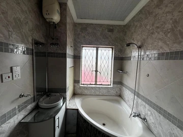 2 Bedroom Flat & Apartment