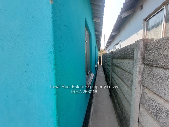 Chitungwiza Unit A Extention 5 Bed on Sale