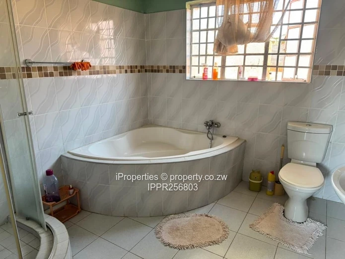 Quinnington 5-Bed Home: Double Garage, Borehole on 2056m²