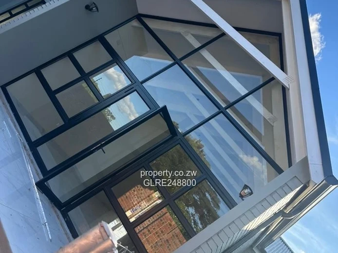 Spacious Glass-Front 3-Bed Townhouse in Bluff Hill - Borehole