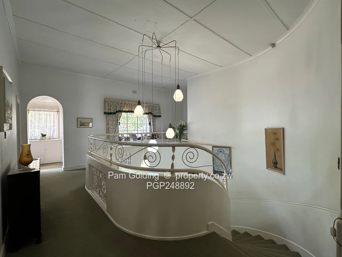 Timeless Family Home With Pool And Cottage.