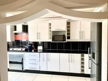 2 Bedroom Flat & Apartment