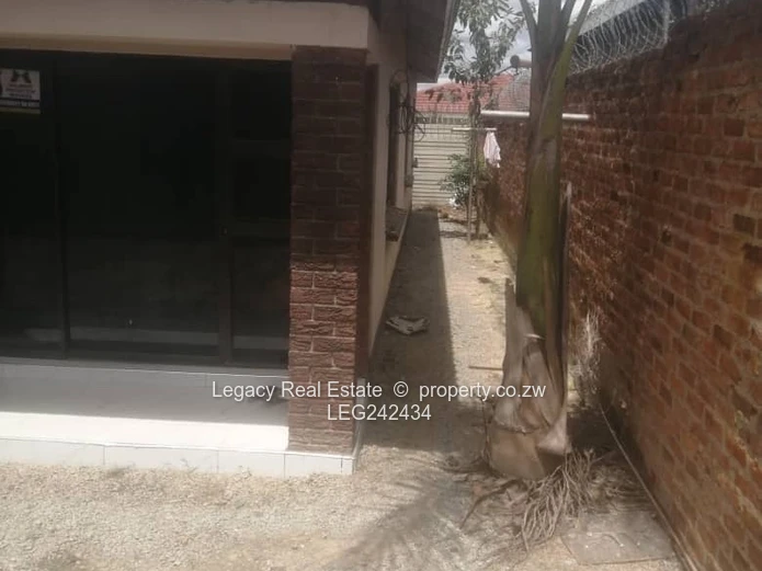 Glaudina House to Let – Solar, Borehole & Water Tank