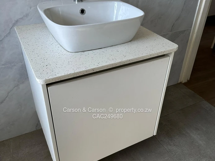 Modern 3-Bed Glaudina House - Fitted Kitchen & Built-ins