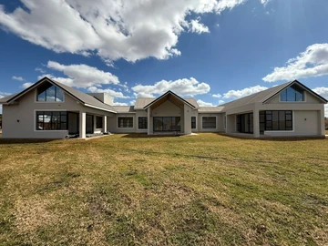 Mt Pleasant Heights modern house for sale 420sq house sitting on 2500 sq property   5 bedrooms  3 en