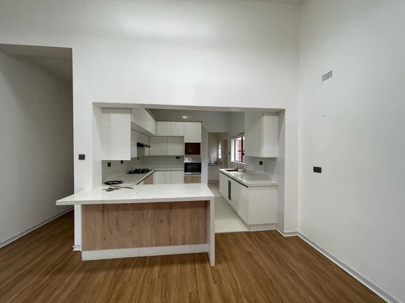 4 Bedroom Flat & Apartment