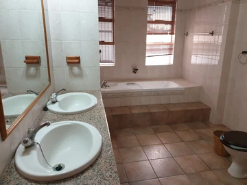 4 Bedroom Flat & Apartment