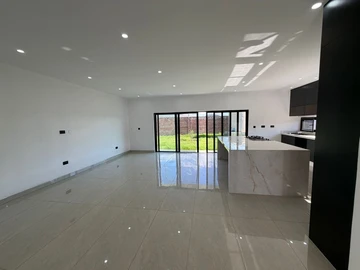 4 Bedroom Flat & Apartment